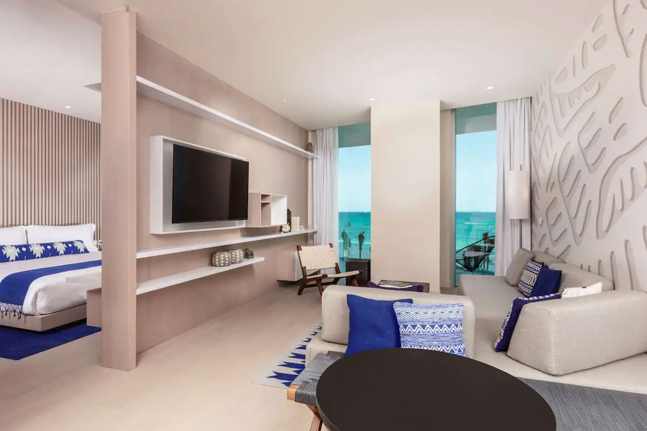 Deluxe Suite, 1 Bedroom, Oceanfront-living room.