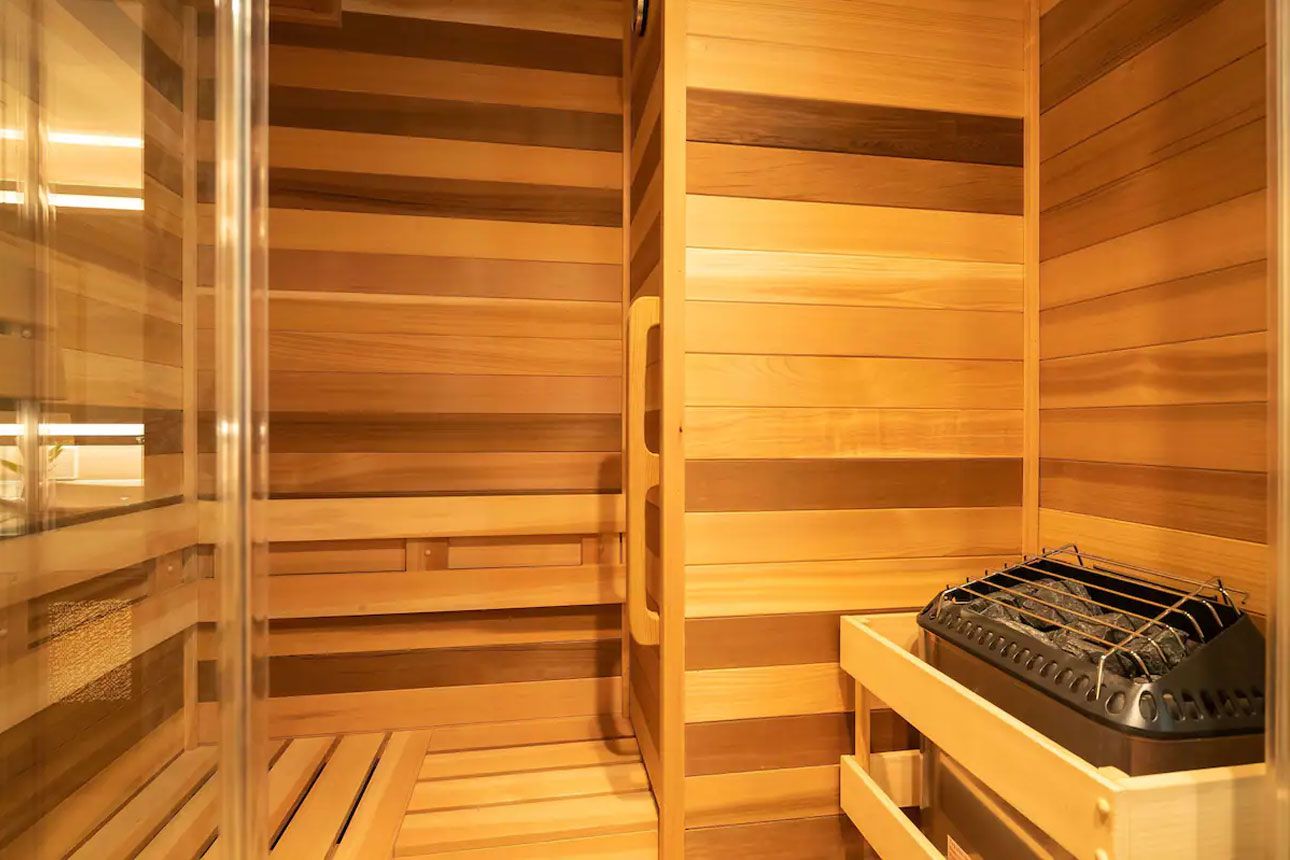 Oceanfront 2 Bedroom + Den-sauna..
