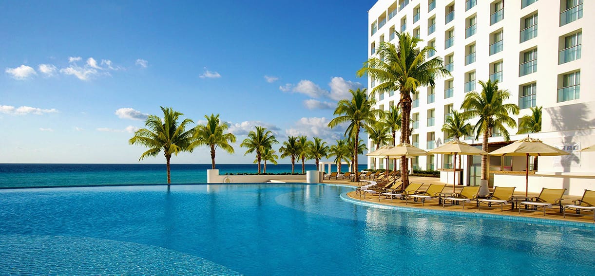 Best Resorts In Cancun pool.