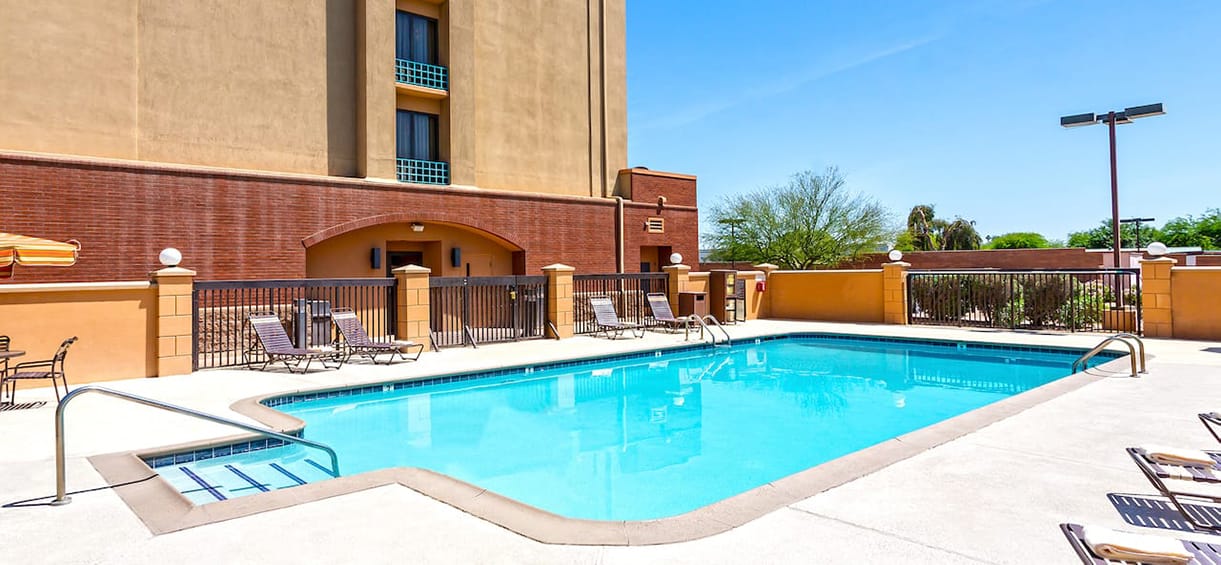 Hotels Near El Paso Airport pool.