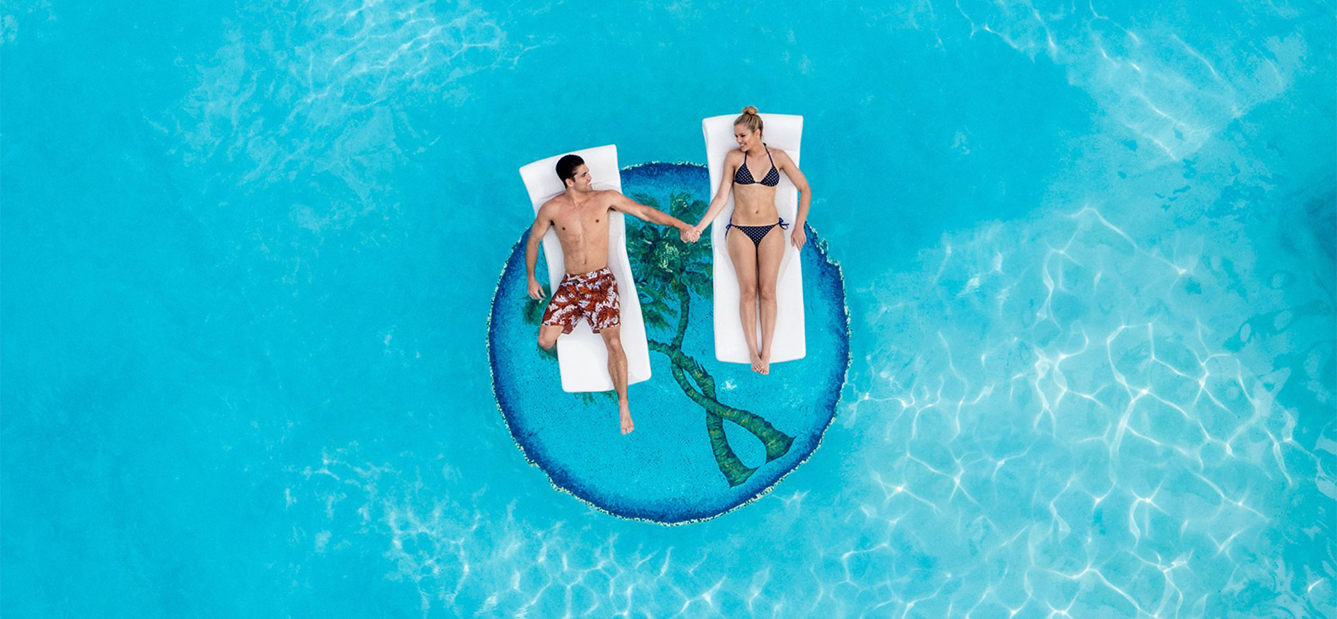 Couple on Cancun honeymoon.