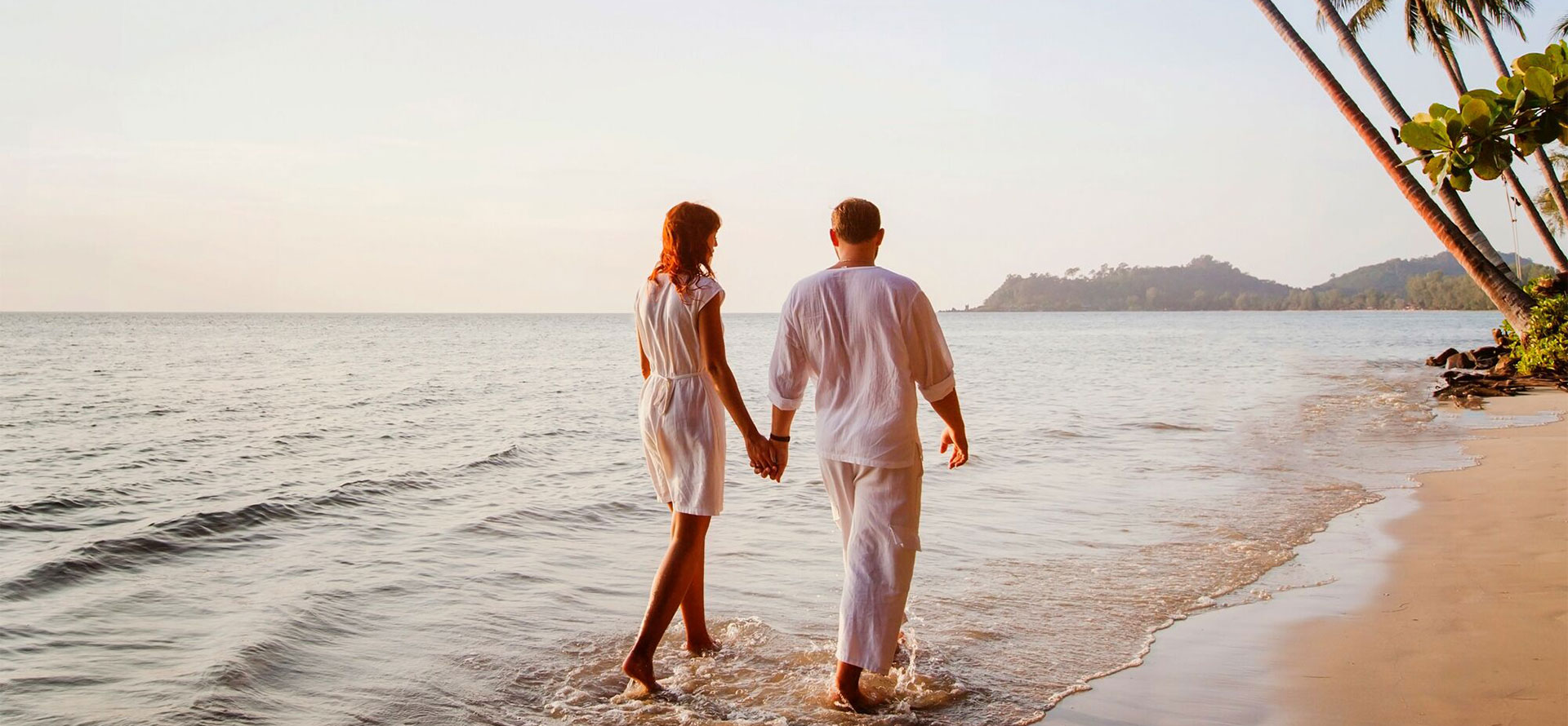 Us virgin islands honeymoon couple at the beach.