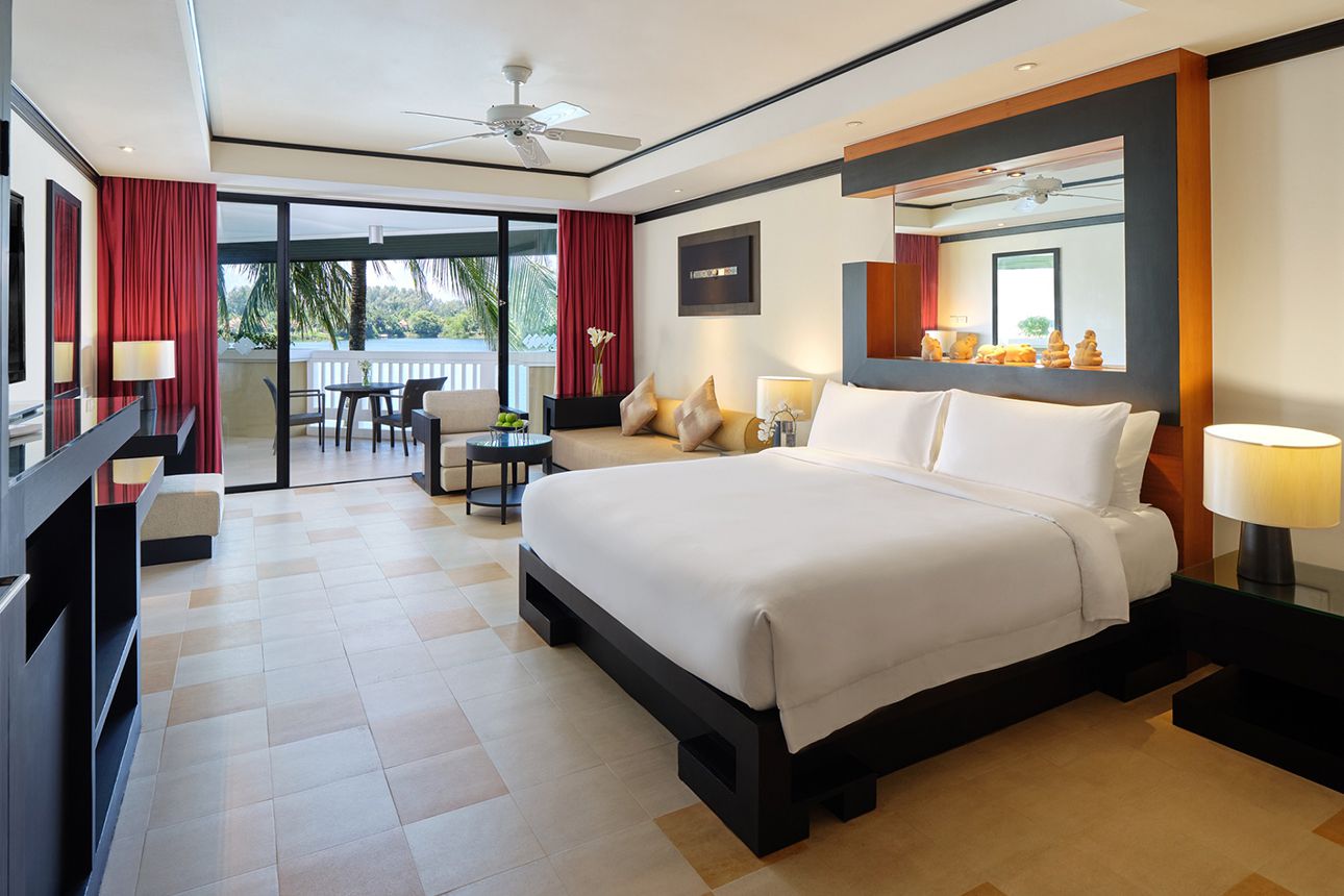 Laguna Grand Room - king-size-bed.