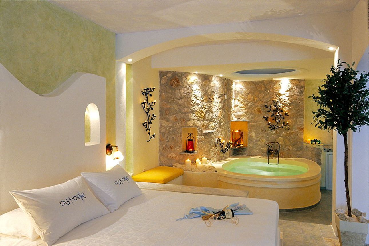 Honeymoon Suites - bed and jacuzzi.