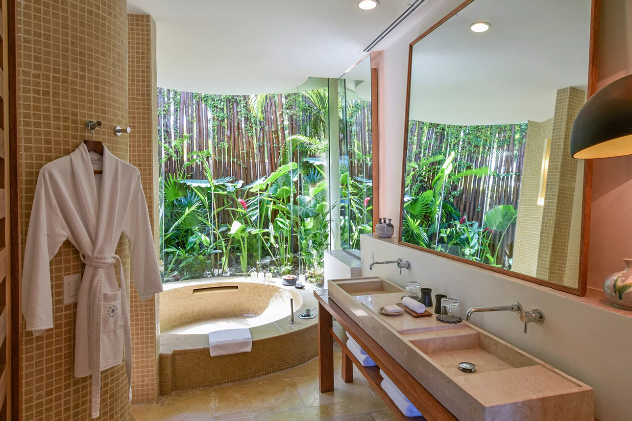 Beachfront Suite - bathroom.