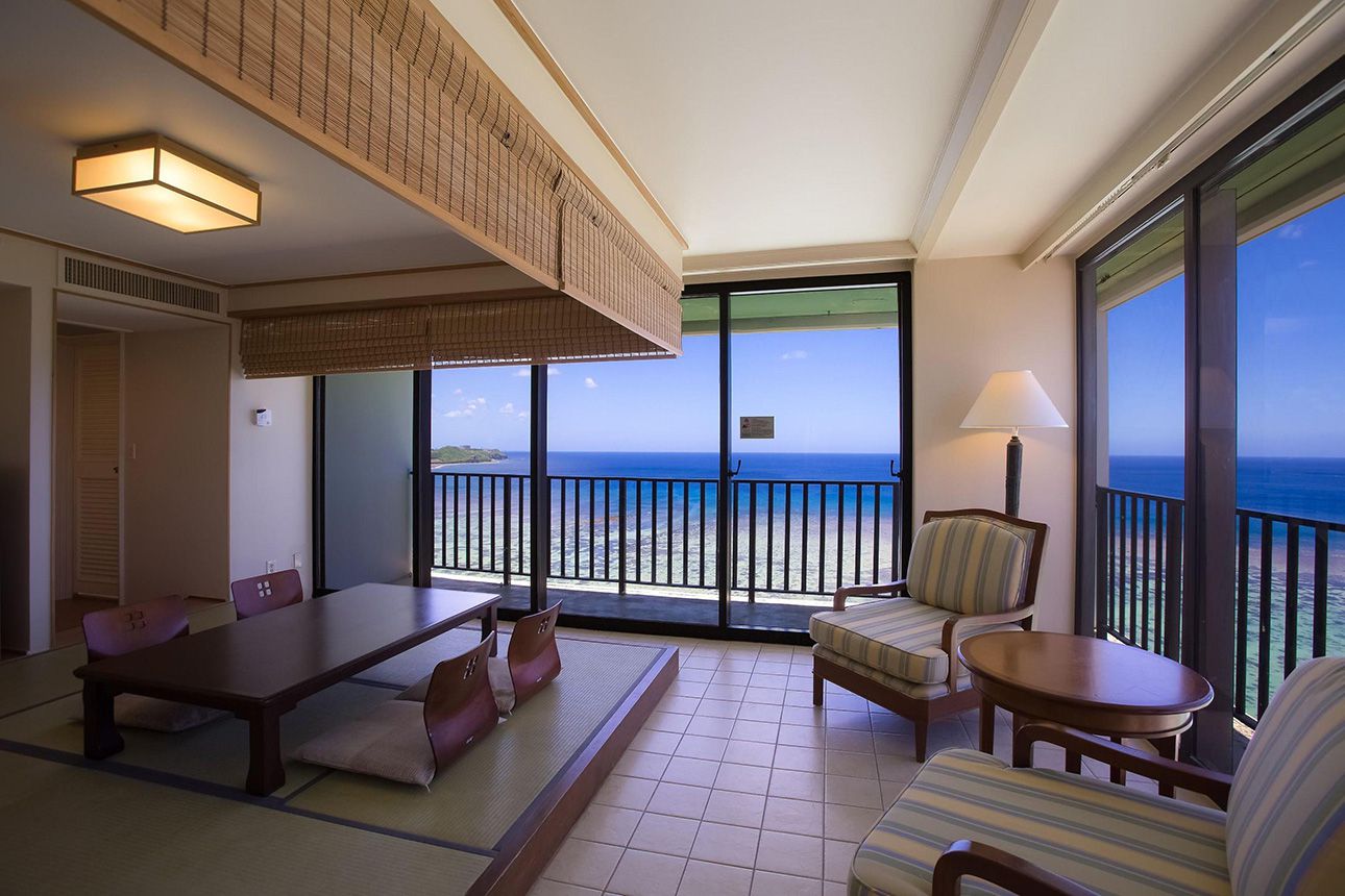 Japanese Suite Ocean Front - living room.