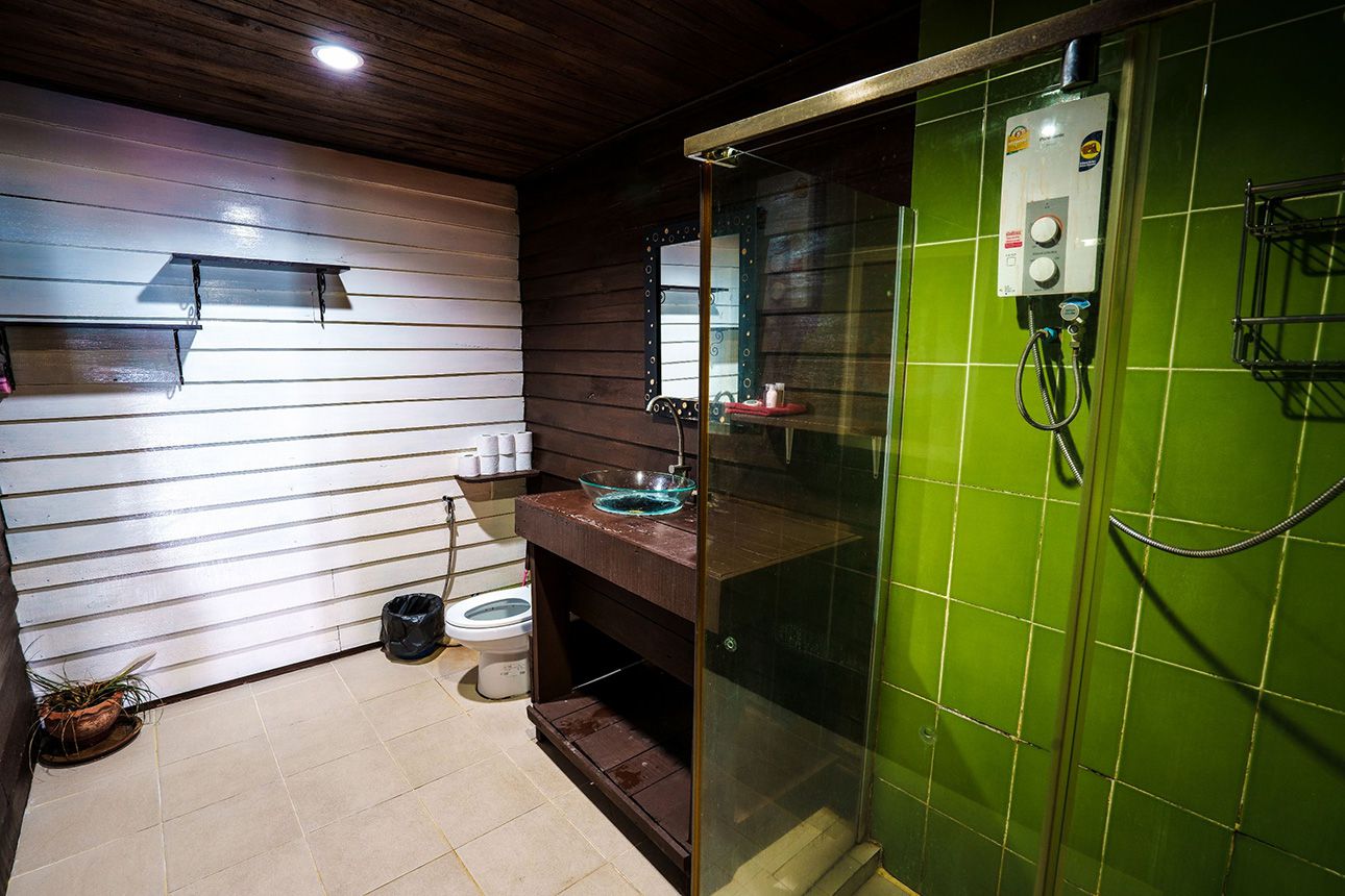 Seafront Suite One - bathroom..