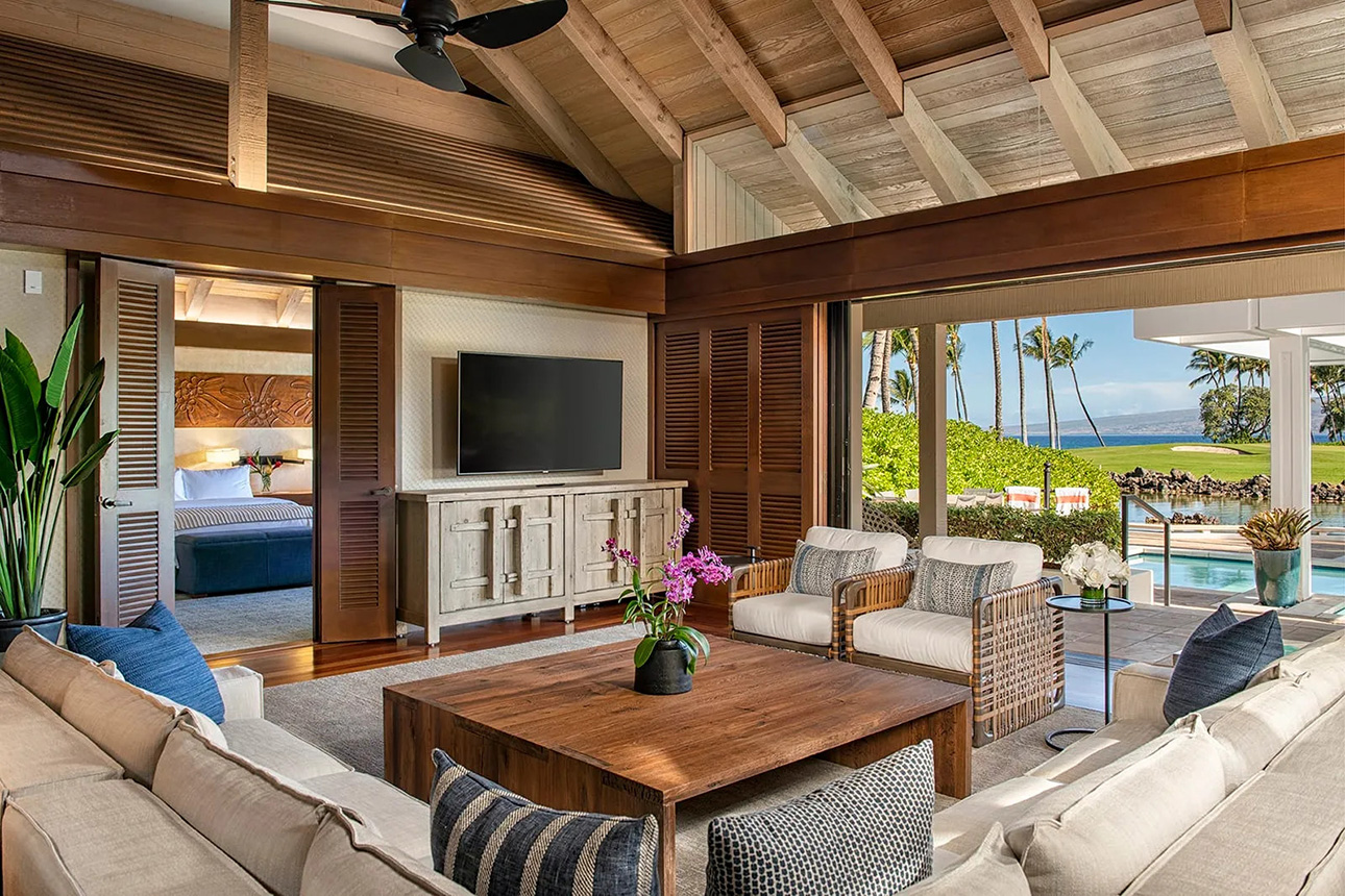 Oceanfront Guestroom - Living room.