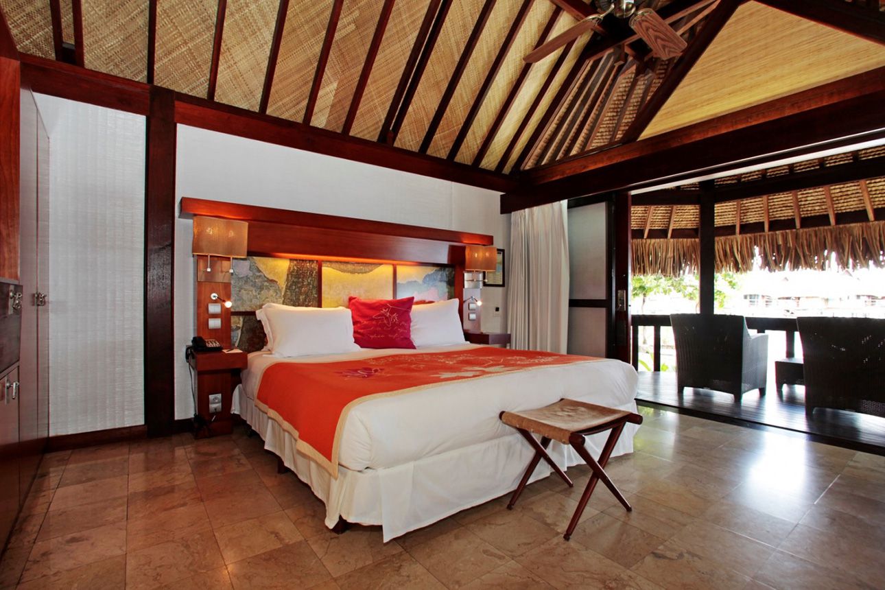 Superior Lagoon View Bungalow - bed..
