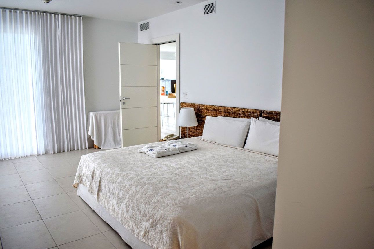 1 Bedroom Beachfront Deluxe Corner Suite-bedroom..