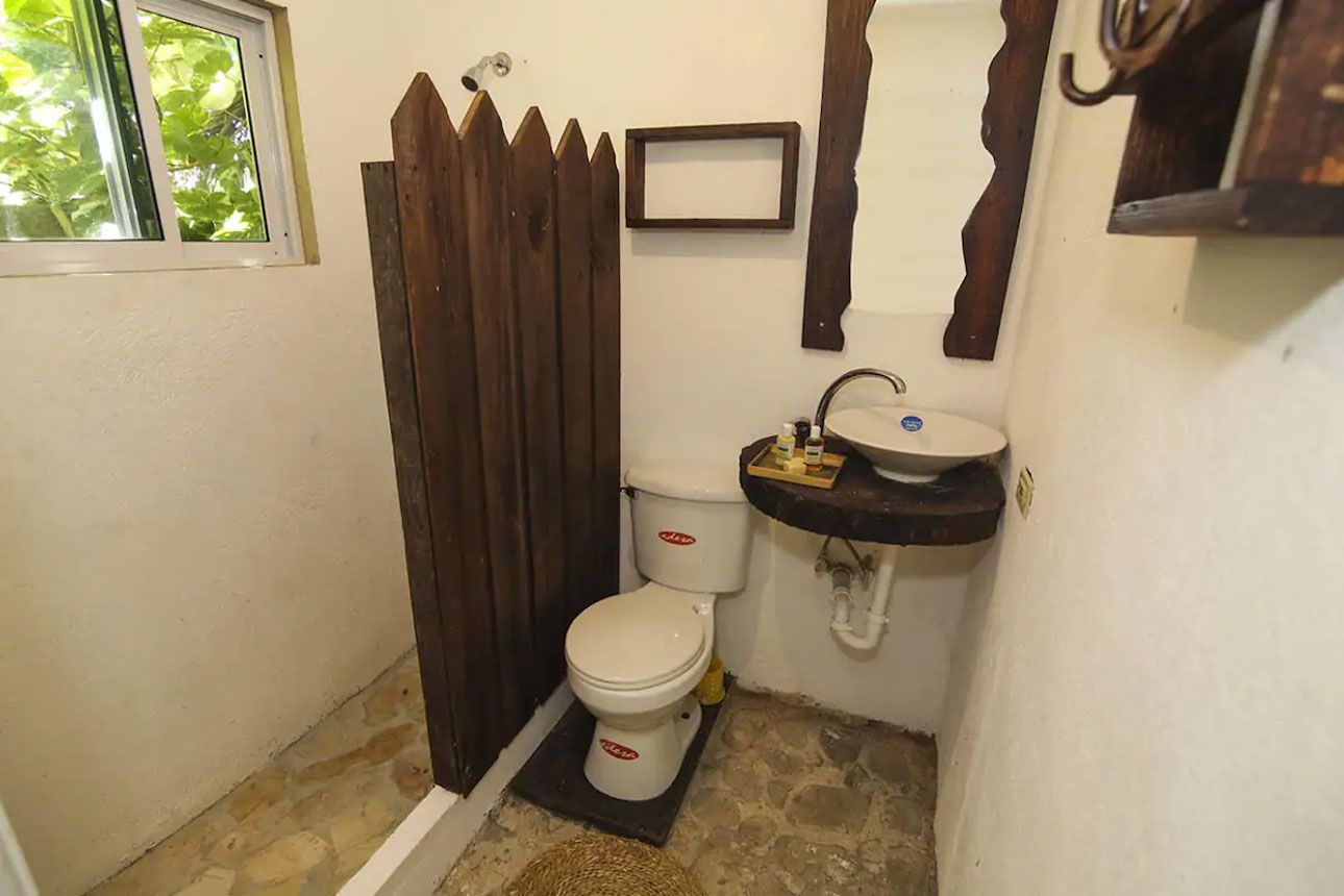 Basic Double Room-bathroom..
