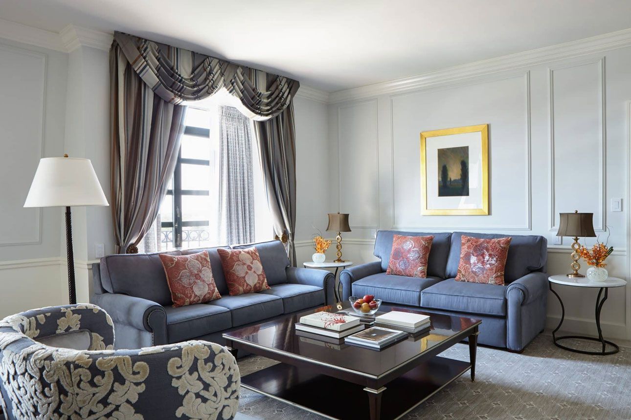 Club Luxury Suites-living room..