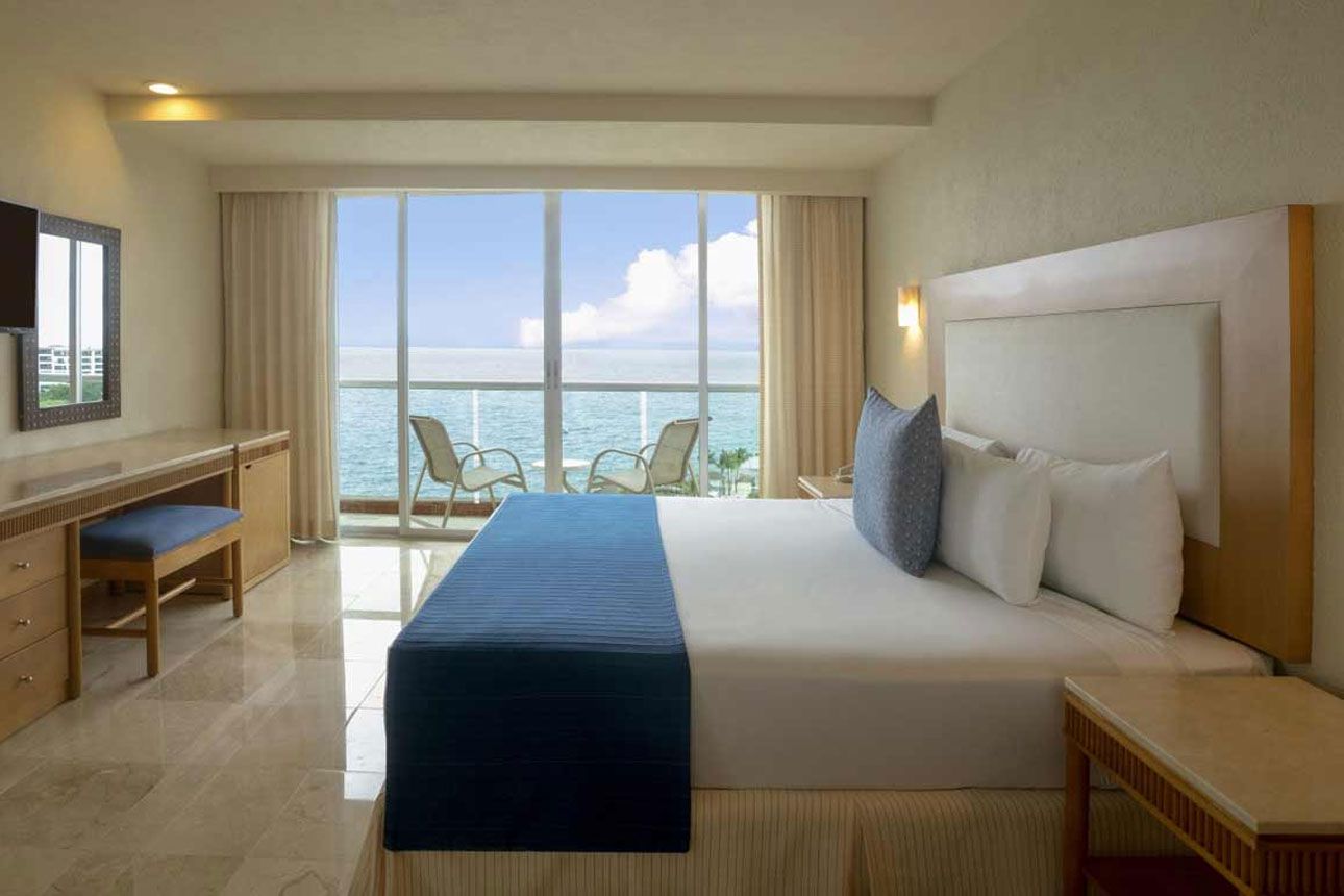 Deluxe Ocean View-bedroom.