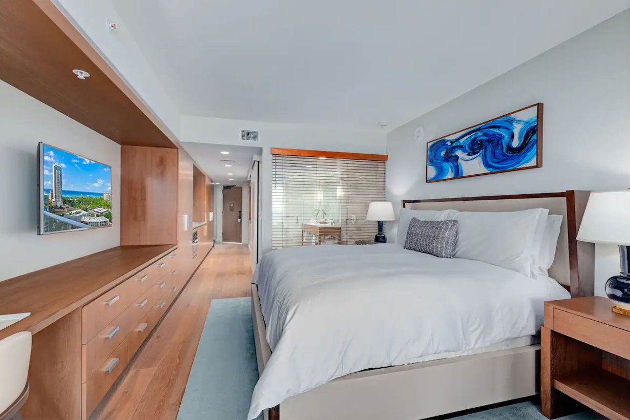 Deluxe Room, Ocean View-bedroom.