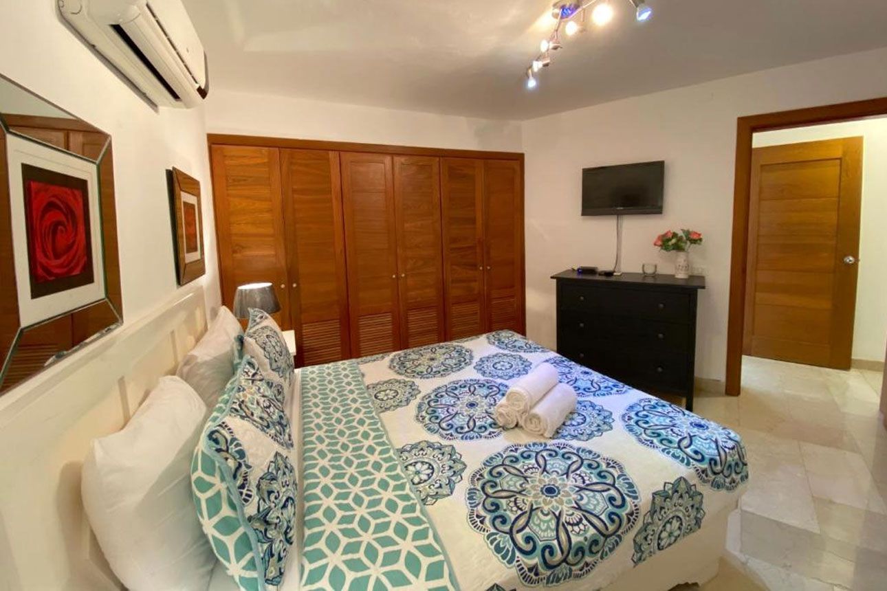Deluxe Suite with Sea View-bedroom.