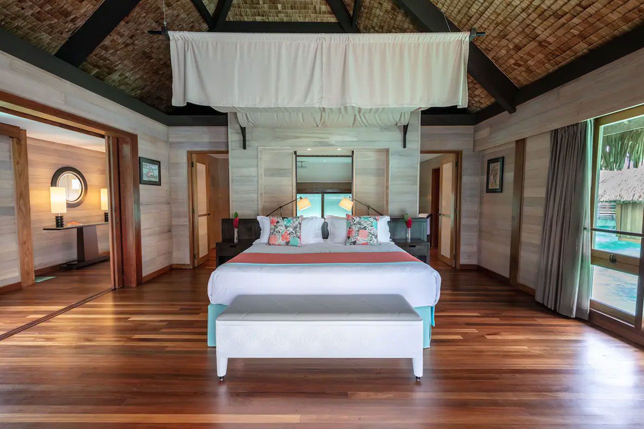Deluxe Villa, Overwater (Otemanu) - bedroom.