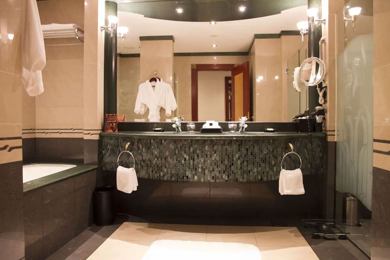 Emiri Suite - bathroom..