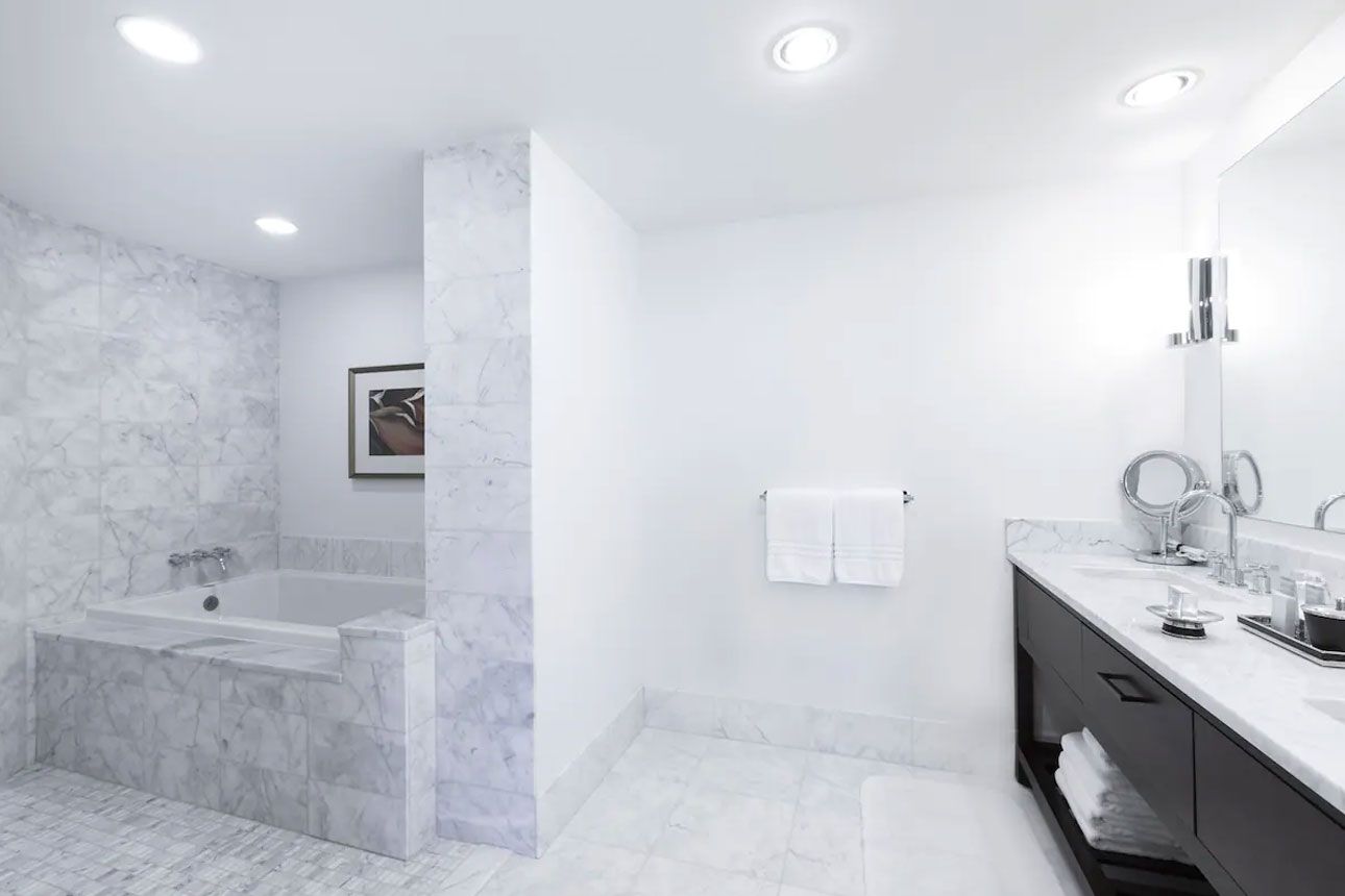 Executive Suite, 2 Bedrooms, Kitchen, Ocean View (Prime Ocean View + Den)-bath.