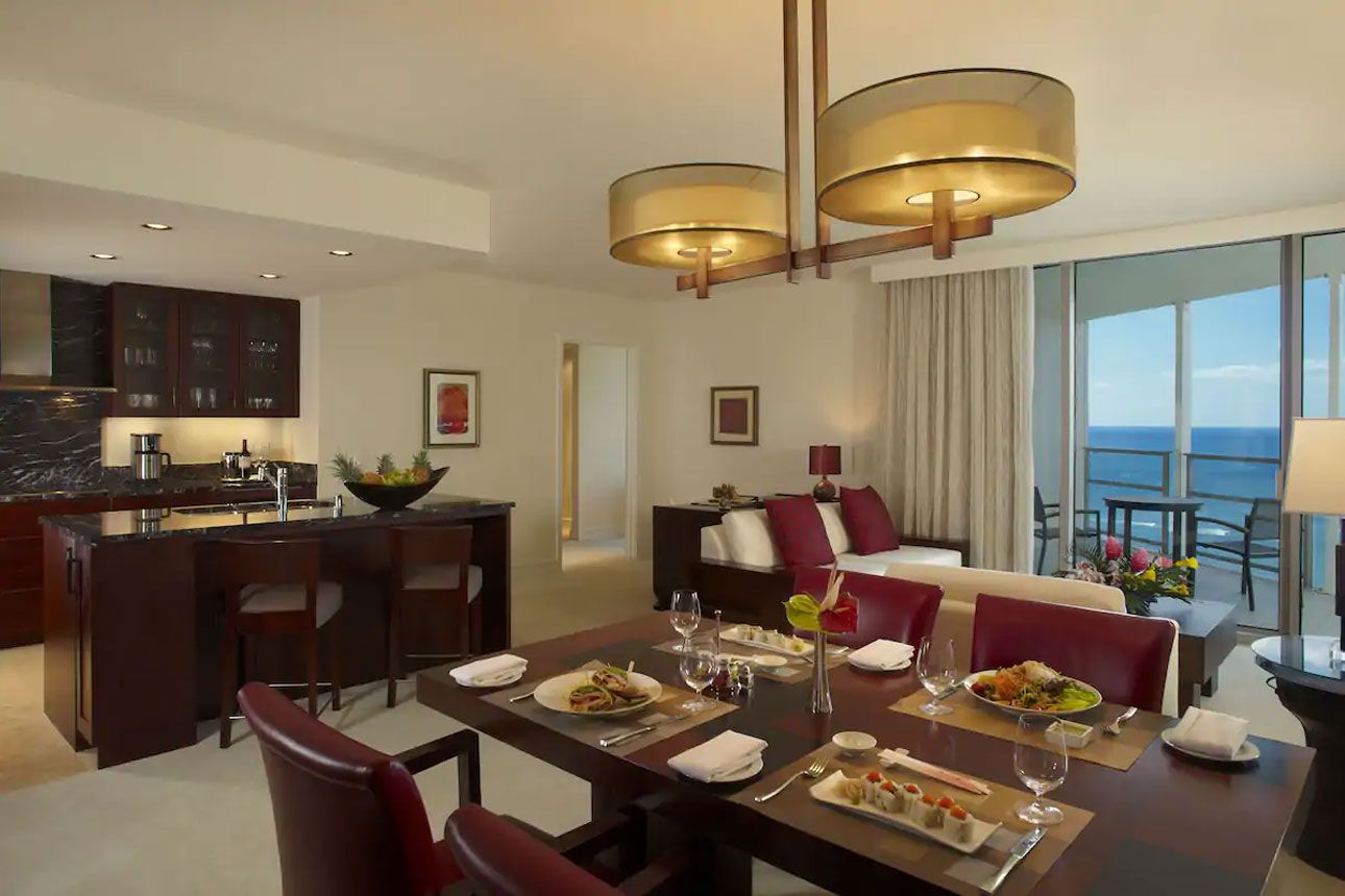 Executive Suite, 2 Bedrooms, Kitchen, Ocean View (Prime Ocean View + Den)-dining room.