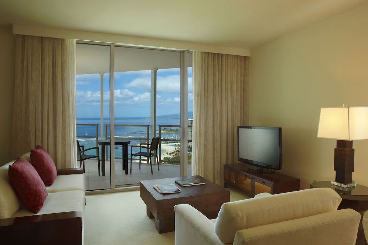 Executive Suite, 2 Bedrooms, Kitchen, Ocean View (Prime Ocean View + Den)-living room.