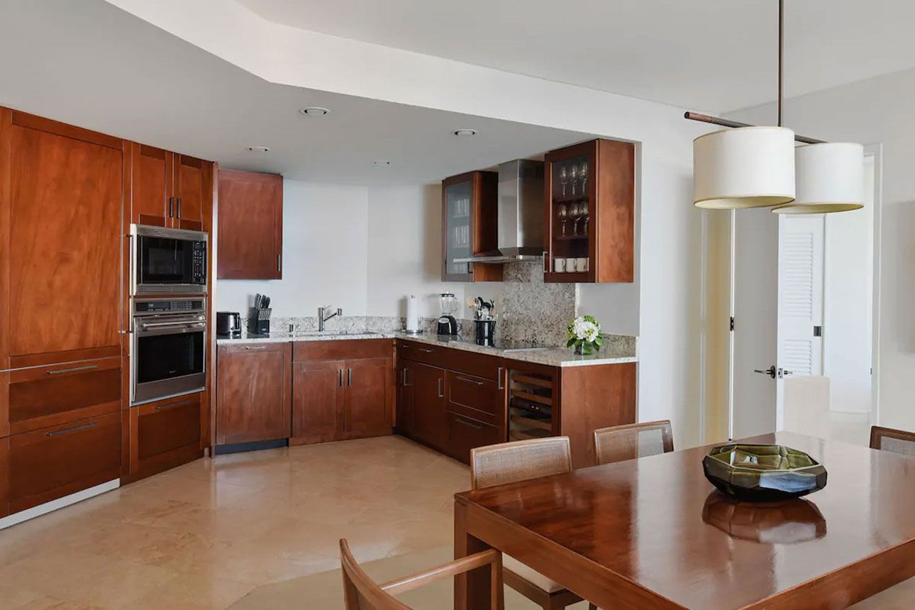 Executive Suite, 1 Bedroom, Kitchen, Ocean View (Plus Den)-kitchen.
