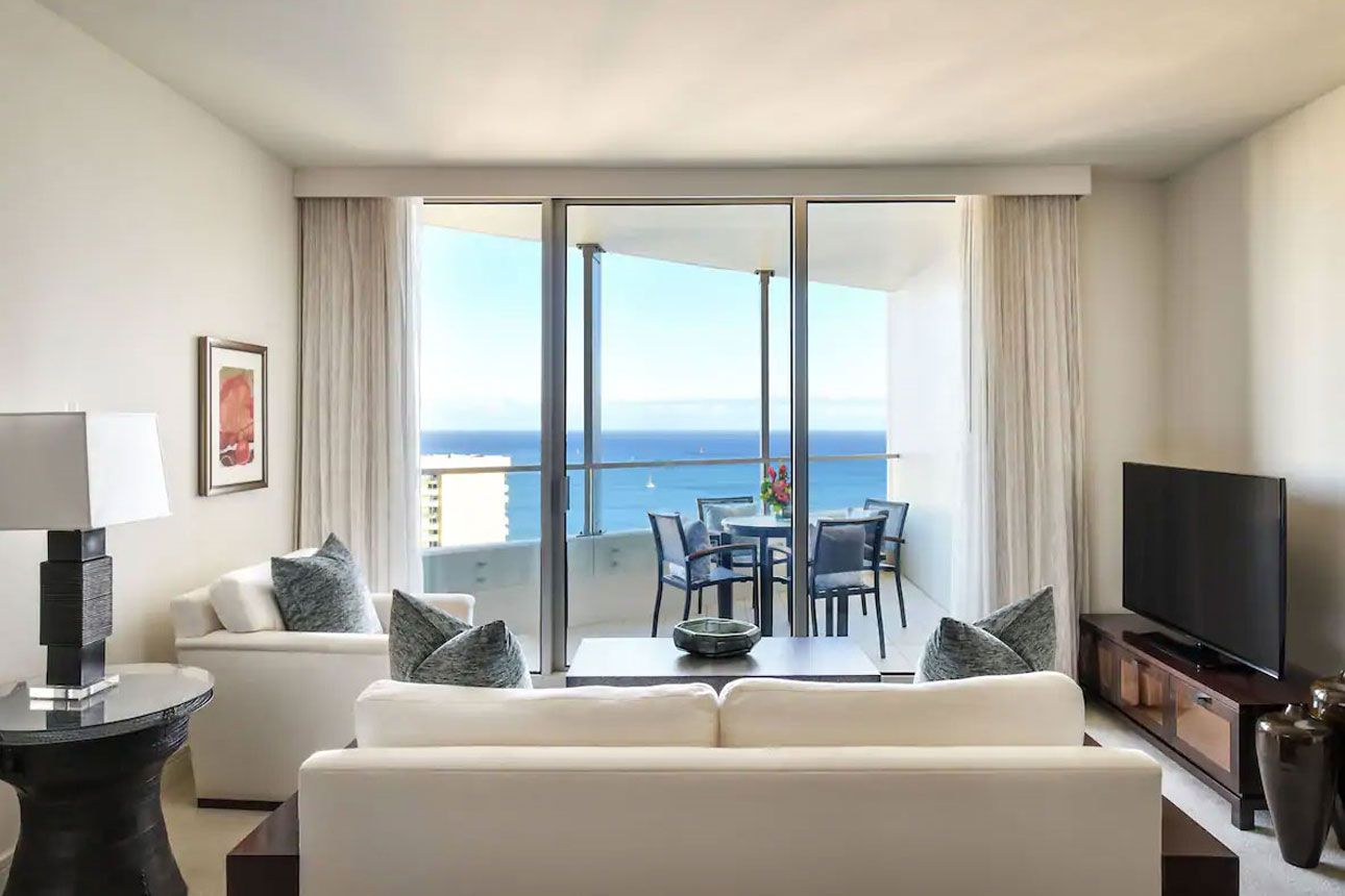 Executive Suite, 1 Bedroom, Kitchen, Ocean View (Plus Den)-living room..