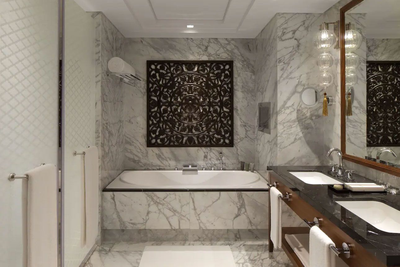 Luxury Suite-bathroom..