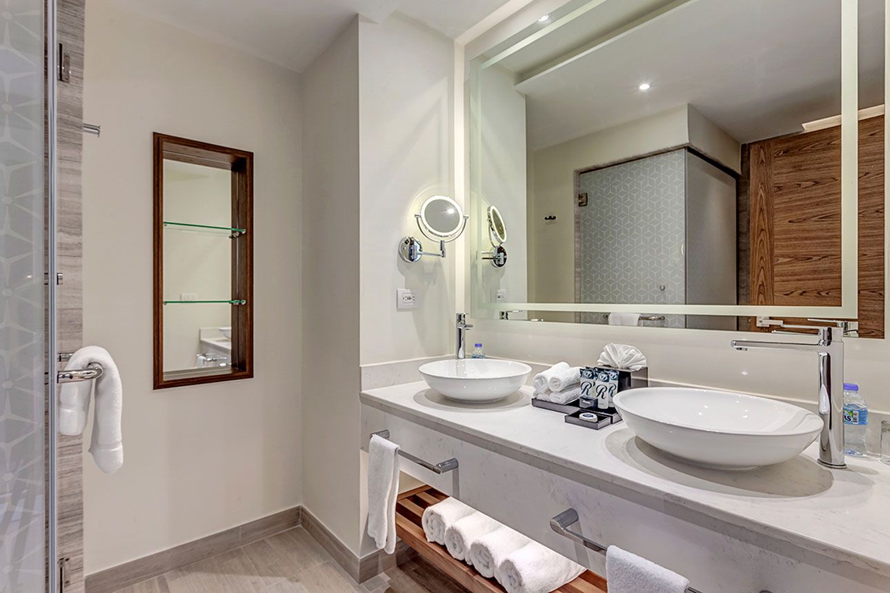 Luxury Junior Suite-bathroom..