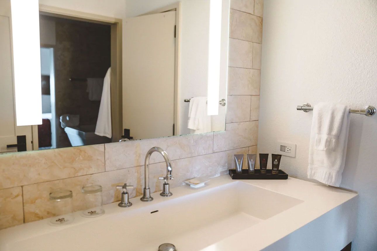 Luxury Suite, 1 Bedroom, Partial Ocean View-washbasin..