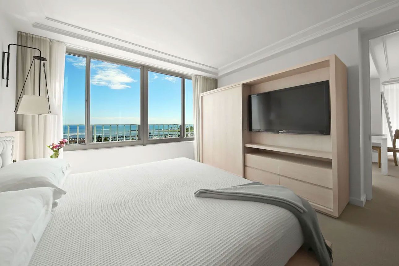 One Bedroom Marina Oceanfront Suite-bed.