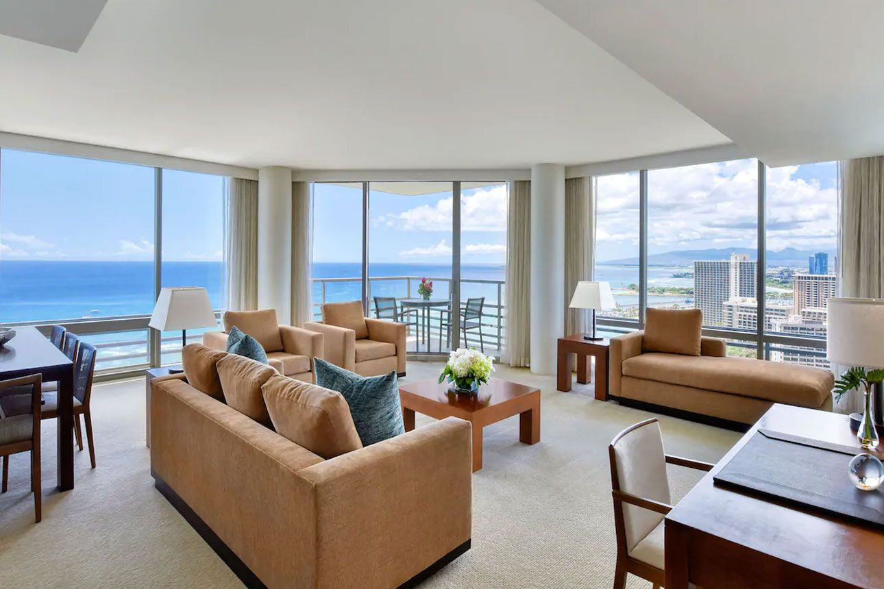 Premium Suite, 3 Bedrooms, Kitchen, Oceanfront-living room.