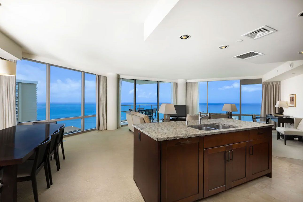 Premium Suite, 3 Bedrooms, Kitchen, Oceanfront-dining room.