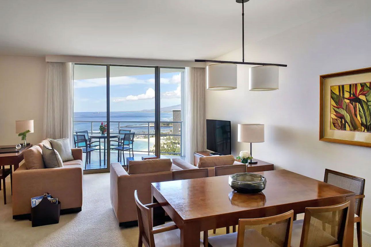 Premium Suite, 1 Bedroom, Kitchen, Ocean View (Plus Den)-dinning room.