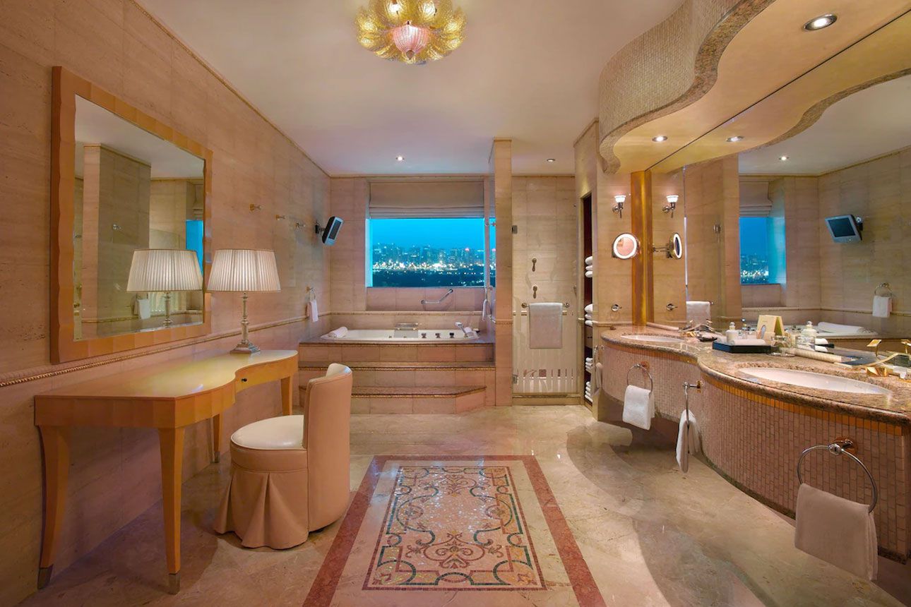 Royal Suite - bathroom..