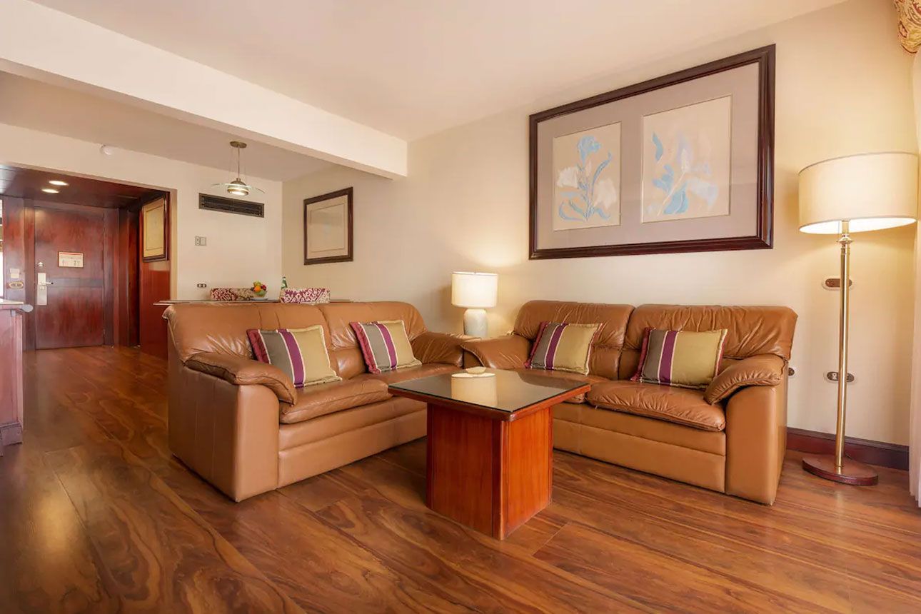 Suite Premium Level-living room.