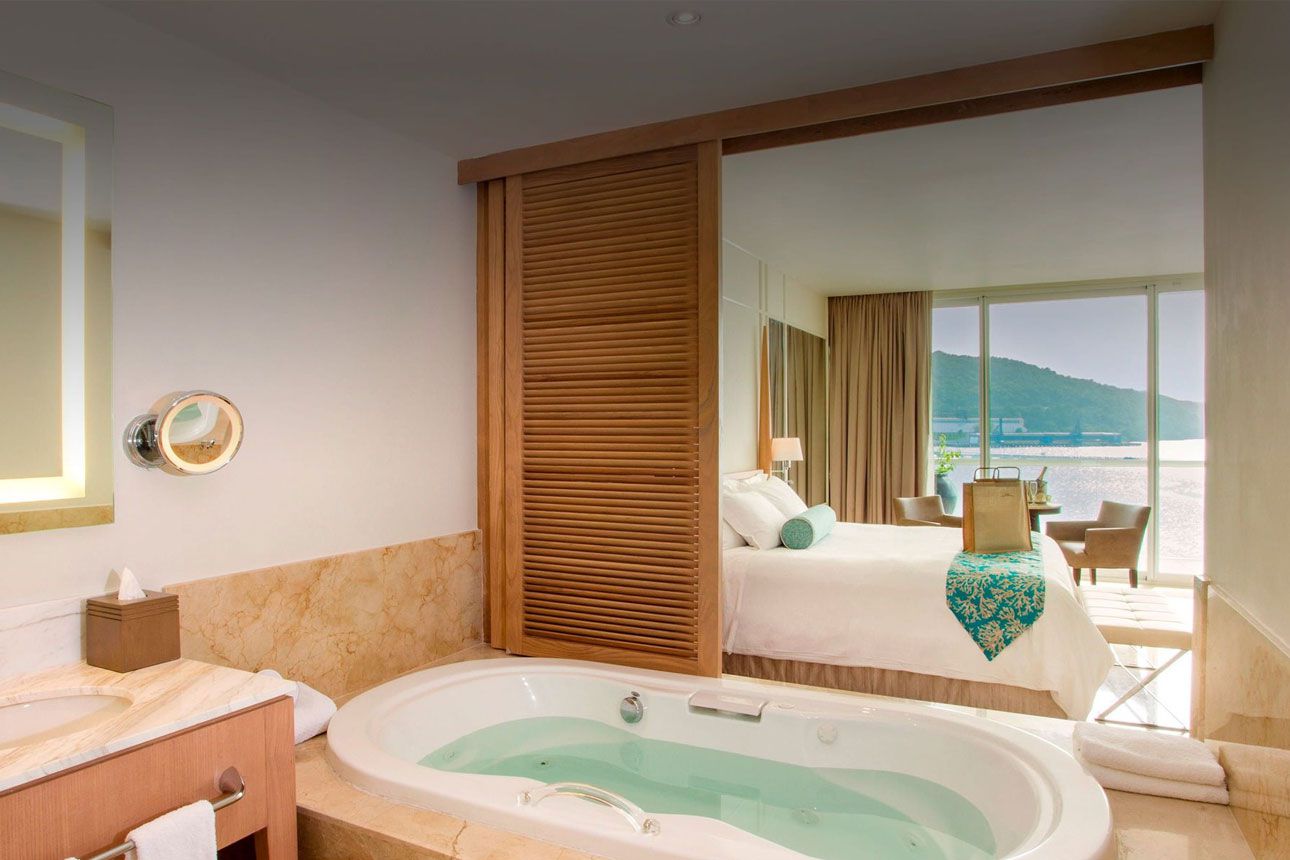 Superior Junior Suite Ocean View-bedroom.