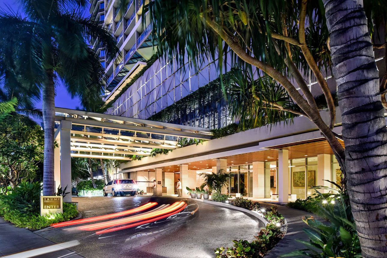 Trump International Hotel Waikiki pool.