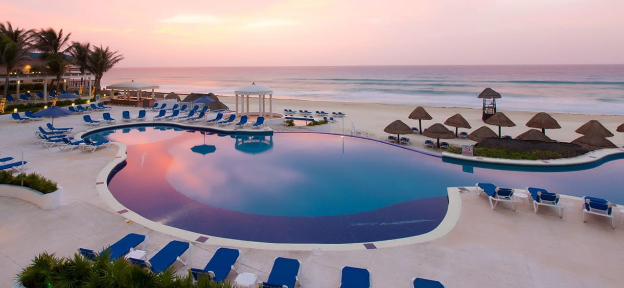 Hotels Near Cancun Airport pool.