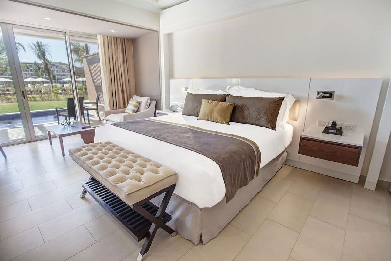 Luxury Junior Suite Swim Out - bedroom..