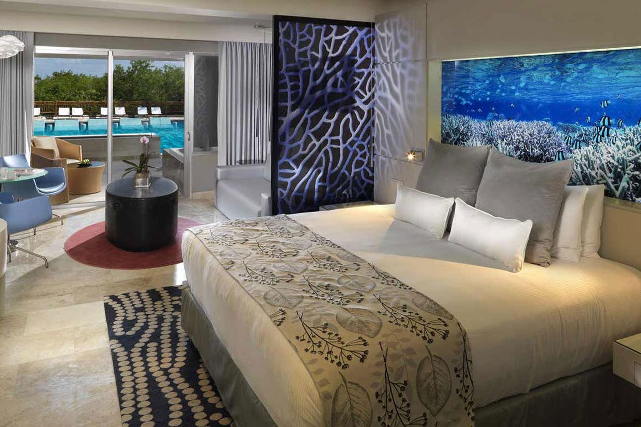 Reserve Deluxe Swim-Up Suite - bedroom.